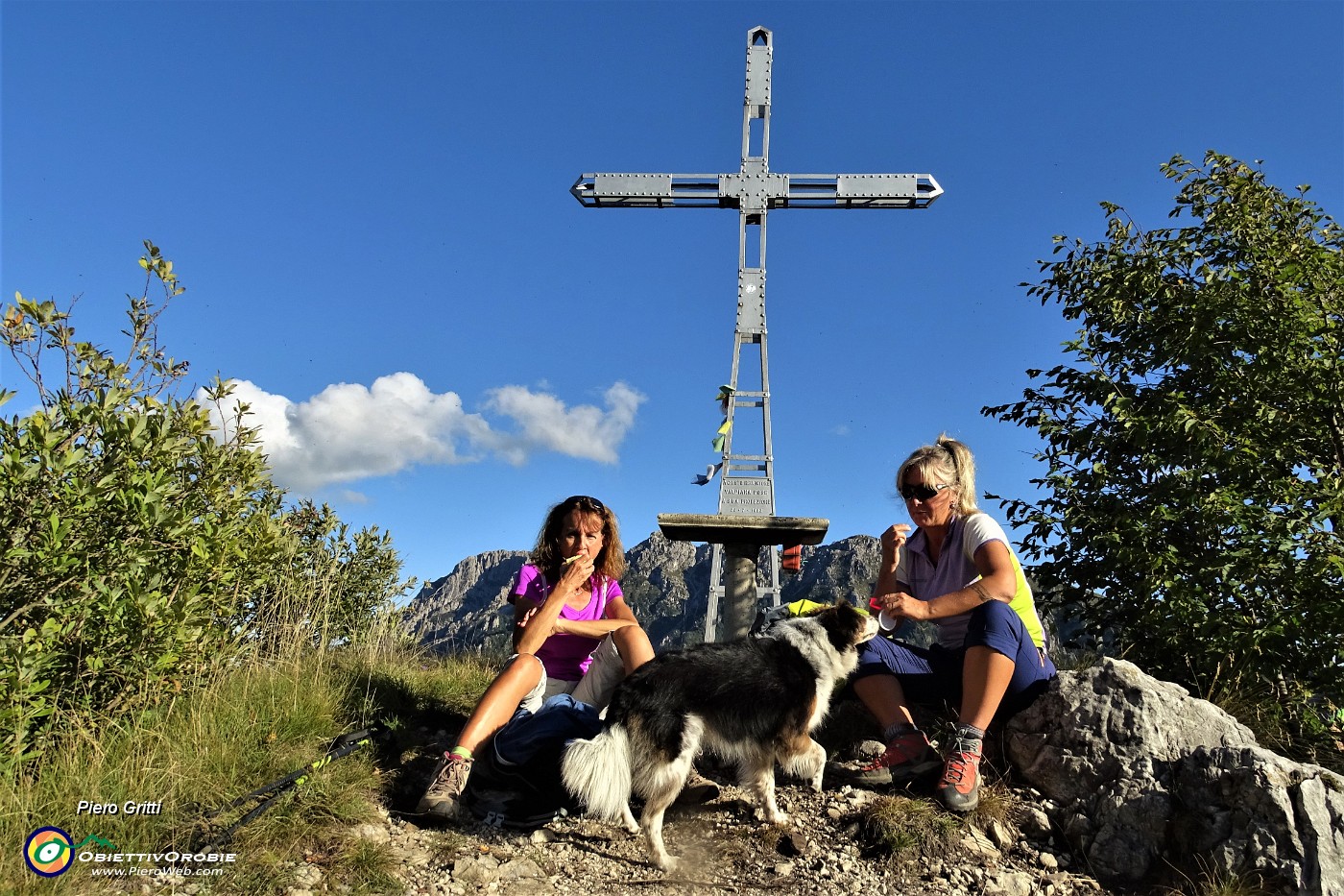 45 Merenda alla croce del Monte Castello (1425 m).JPG